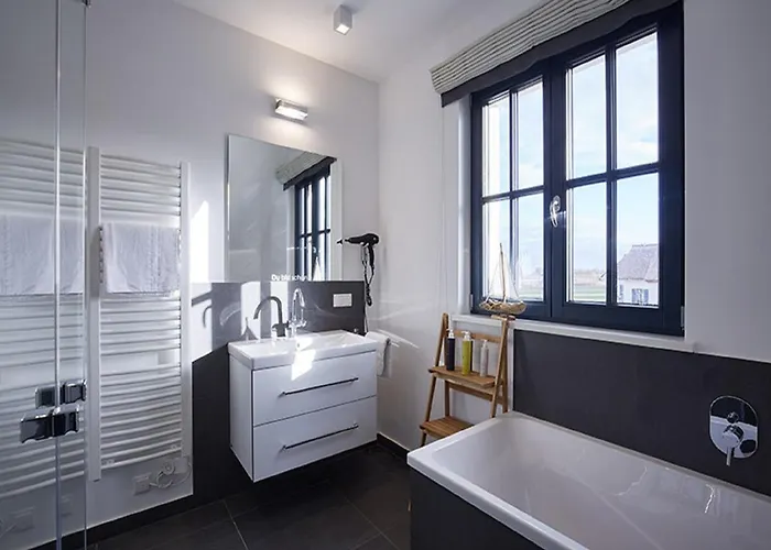 Reetland Am Feriehus Dranske